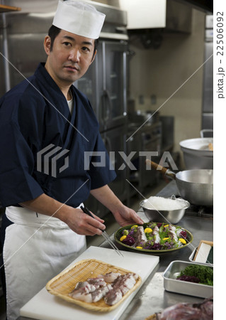 鯛の松皮造りを盛り付ける調理師 22506092