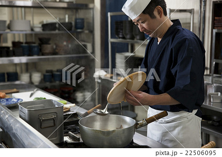 落し蓋と玉杓子を持つ調理師 落し蓋と玉杓子を持つ調理師 22506095