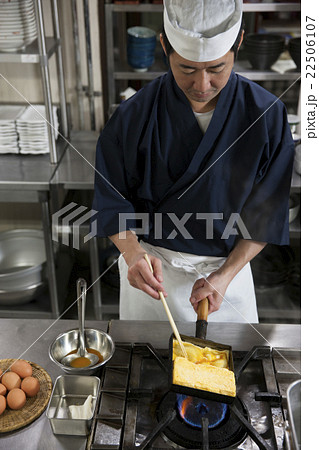 だし巻き玉子を作る調理師 だし巻き玉子を作る調理師 22506107