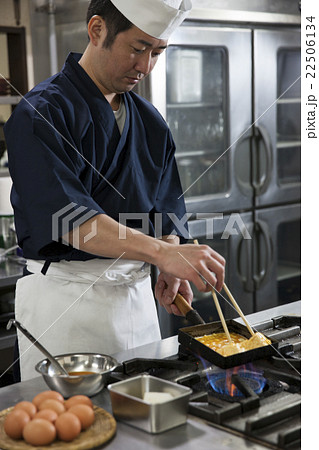 だし巻き玉子を作る調理師 22506134