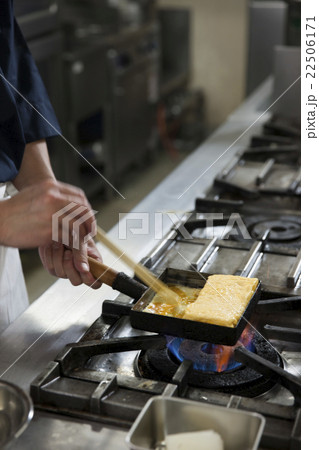 だし巻き玉子を作る調理師 22506171