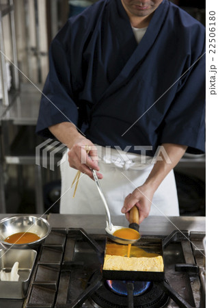 だし巻き玉子を作る調理師 だし巻き玉子を作る調理師 22506180