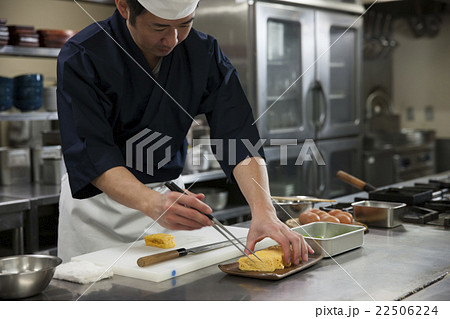 だし巻き卵を皿に盛り付ける調理師 だし巻き卵を皿に盛り付ける調理師 22506224