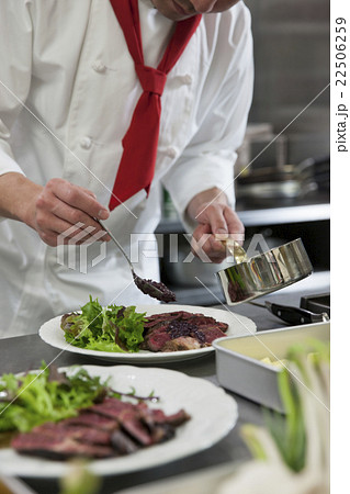 ステーキを皿に盛り付ける調理師 ステーキを皿に盛り付ける調理師 22506259