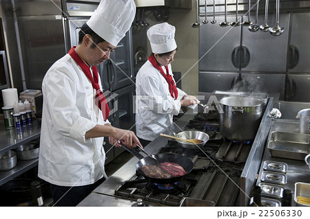 ステーキをフライパンで焼く調理師 ステーキをフライパンで焼く調理師 22506330