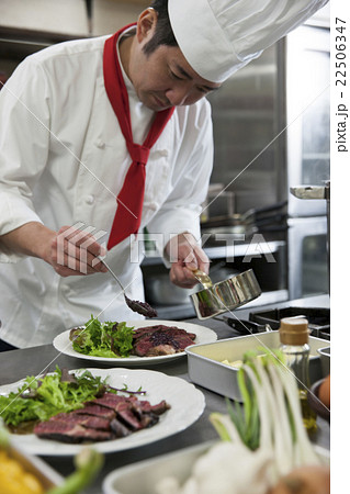 ステーキを皿に盛り付ける調理師 ステーキを皿に盛り付ける調理師 22506347