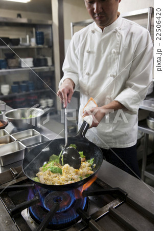チャーハンを作る調理師 チャーハンを作る調理師 22506420