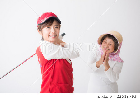 ゴルフウエアの女性とキャディーさん 22513793
