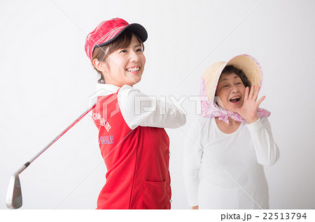 ゴルフウエアの女性とキャディーさん ゴルフウエアの女性とキャディーさん 22513794