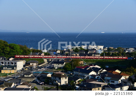 赤い電車と青い海青い空 京急久里浜線の写真素材