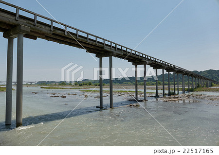 橋脚が細長い蓬莱橋、大井川、島田市、静岡県 22517165