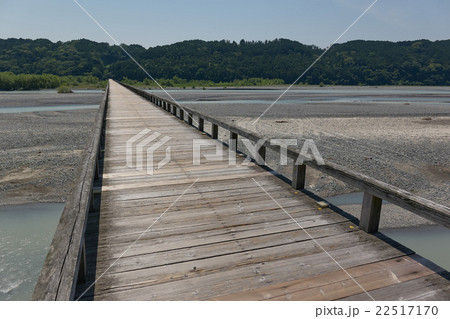 板張りの蓬莱橋、大井川の上流側を望む、島田市、静岡県 22517170