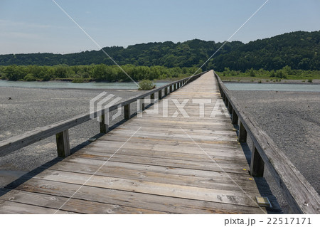 板張りの蓬莱橋、大井川の下流側を望む、島田市、静岡県 22517171