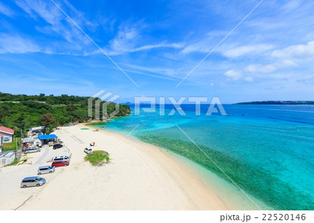 瀬底大橋の上からアンチ浜ビーチを「北」向けに覗くと見える景色。 22520146