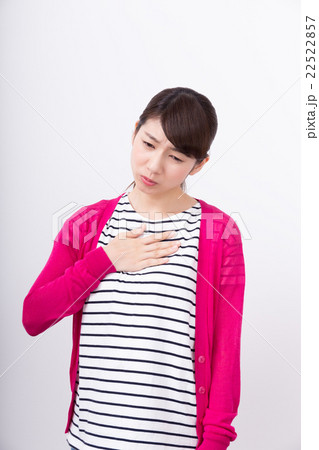 若い女性（息苦しい） 22522857