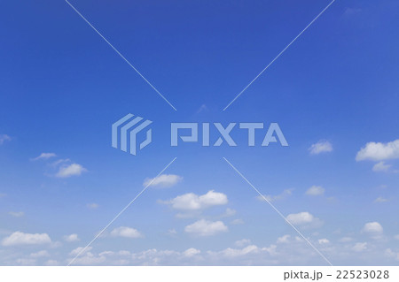 青空　空　雲　春の空　背景　背景素材　4月 22523028