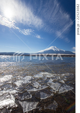 山中湖の薄氷と富士山の自然風景 山中湖の薄氷と富士山の自然風景 22523082