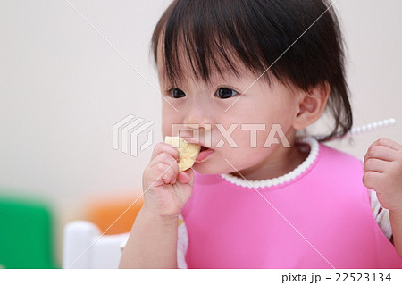 離乳食 エプロン (赤ちゃん 保育園 子供 娘 0歳 カジュアル ライフスタイル 子育て 手づかみ) 22523134