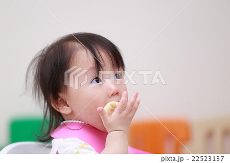 離乳食 エプロン (赤ちゃん 保育園 子供 娘 0歳 カジュアル ライフスタイル 子育て 手づかみ) 離乳食 エプロン (赤ちゃん 保育園 子供 娘 0歳 カジュアル ライフスタイル 子育て 手づかみ) 22523137