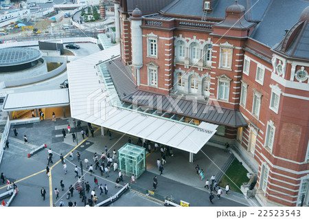 夕方五時、丸の内のサラリーマン 22523543