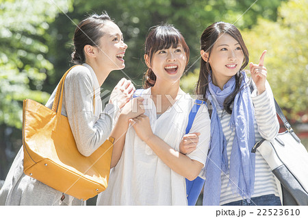 若い女性３人 22523610