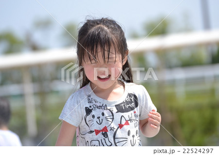 水遊び 女の子 表情 しかめる の写真素材 22524297 Pixta