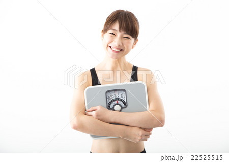 体重計を持つ女性 体重計を持つ女性 22525515