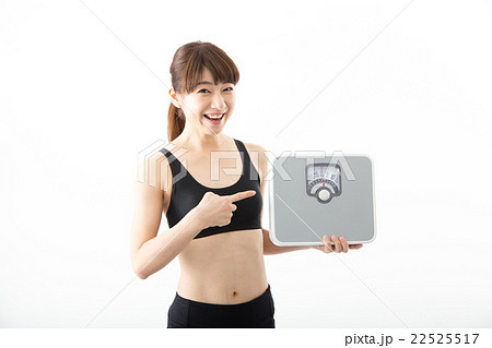 体重計を持つ女性 体重計を持つ女性 22525517