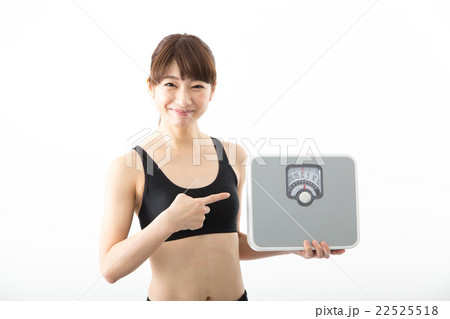 体重計を持つ女性 体重計を持つ女性 22525518