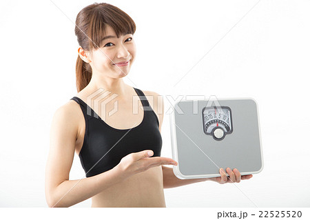 体重計を持つ女性 22525520