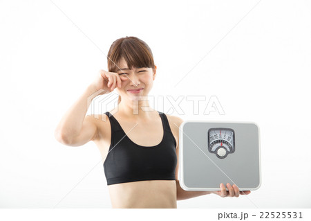 体重計を持つ女性 体重計を持つ女性 22525531