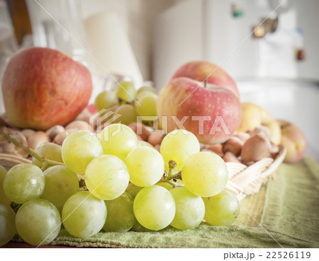 Still life of a bunch of grapes 22526119
