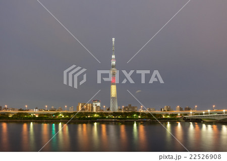 「ベルギー国旗をイメージした黒・黄・赤3色の特別ライティング」のスカイツリーと隅田川の夜景 22526908