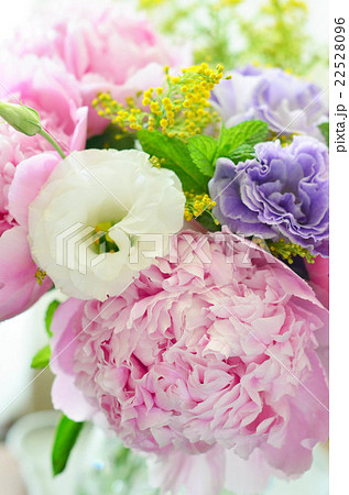 芍薬とトルコキキョウのブーケ 22528096