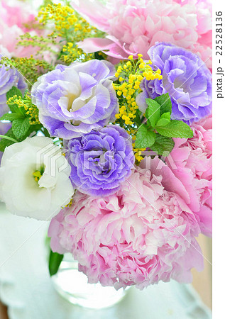 芍薬とトルコキキョウのブーケ 22528136