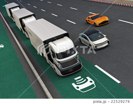 電気自動車非接触充電レーンに隊列走行している自動運転トラック 22529279