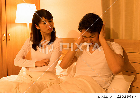 喧嘩する若い男女 22529437