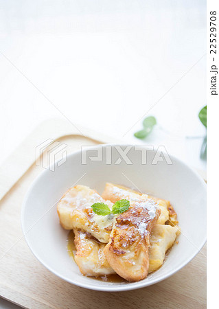 メイプルシロップかけフレンチトースト 22529708