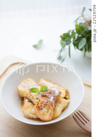 メイプルシロップとフレンチトースト 22529709