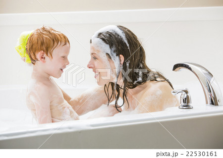Mother and son (2-3) having bubble bath 22530161