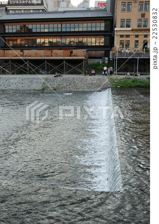 鴨川の眺め(四条河原/京都市下京区) 鴨川の眺め(四条河原/京都市下京区) 22530832