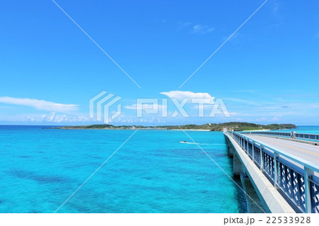 沖縄　池間大橋からの青空と青い海 22533928