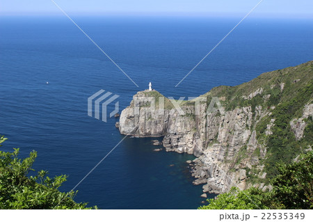 快晴の大瀬崎灯台と断崖 五島列島 福江島 長崎県 快晴の大瀬崎灯台と断崖 五島列島 福江島 長崎県 22535349
