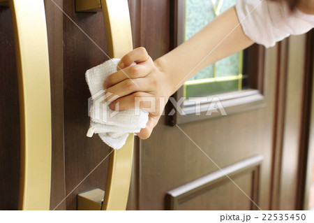 引手を拭く女性 引手を拭く女性 22535450