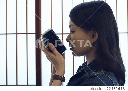 抹茶を飲む女性 22535658