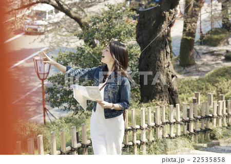 一人旅をする女性 22535858