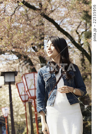 一人旅をする女性 一人旅をする女性 22535956