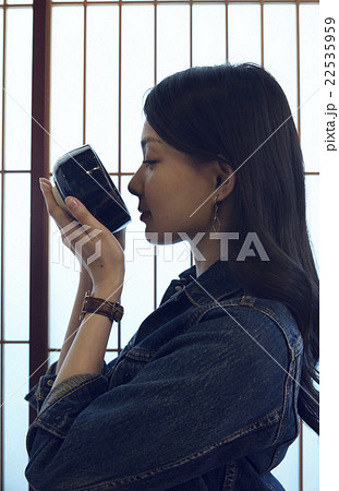 抹茶を飲む女性 抹茶を飲む女性 22535959