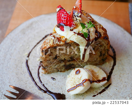 イチゴの乗ったチョコバナナケーキ 22537043