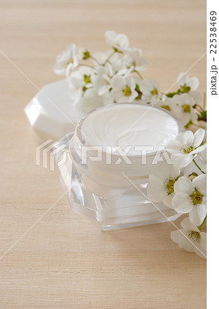 クリームと白い花　木目背景 22538469